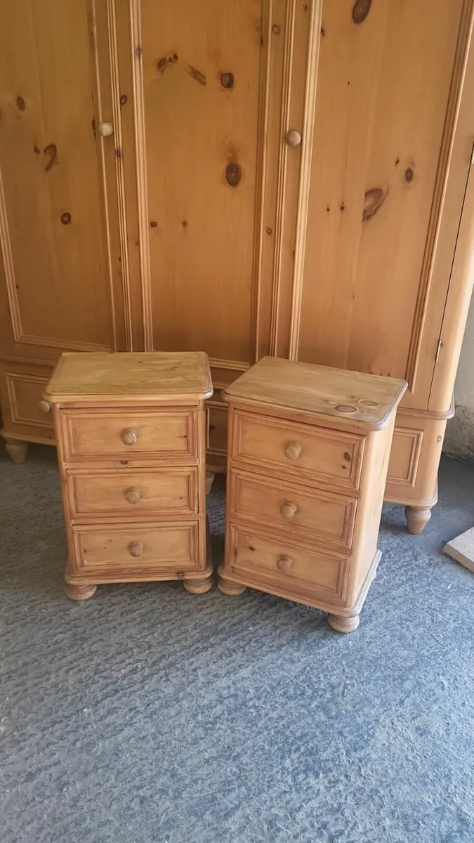 Vintage pine 3 door wardrobe, pair bedside lockers - Image 4