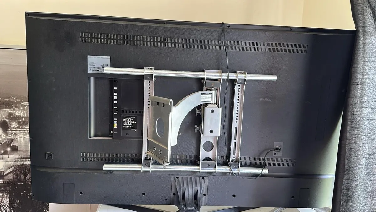 Samsung 65” 4k Smart TV UE65MU6100K/Wall Bracket - Image 2