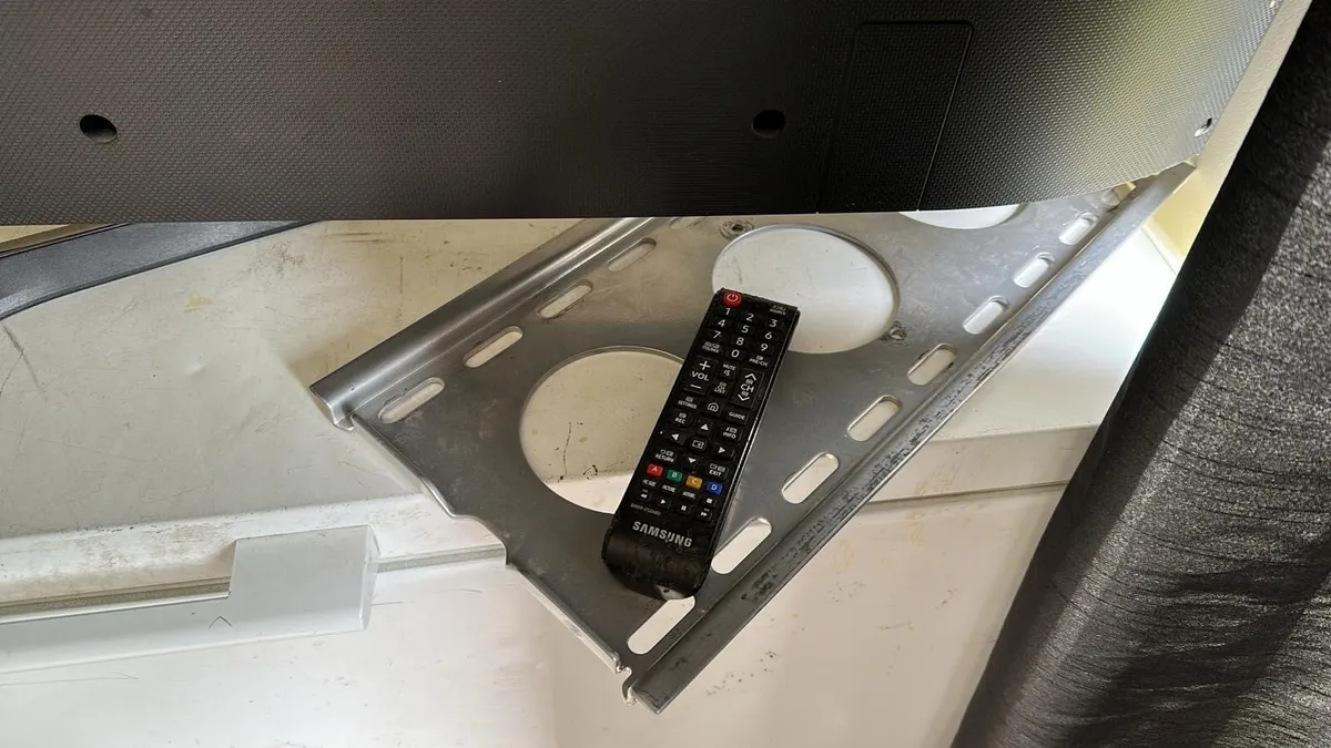 Samsung 65” 4k Smart TV UE65MU6100K/Wall Bracket - Image 4