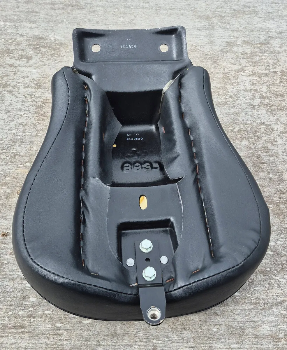 Softail pillion seat and backrest - Image 3