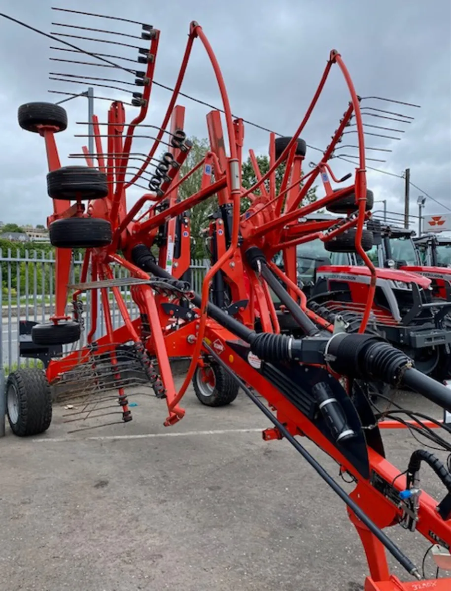 Kuhn GA8131 twin rotor rake - Image 1