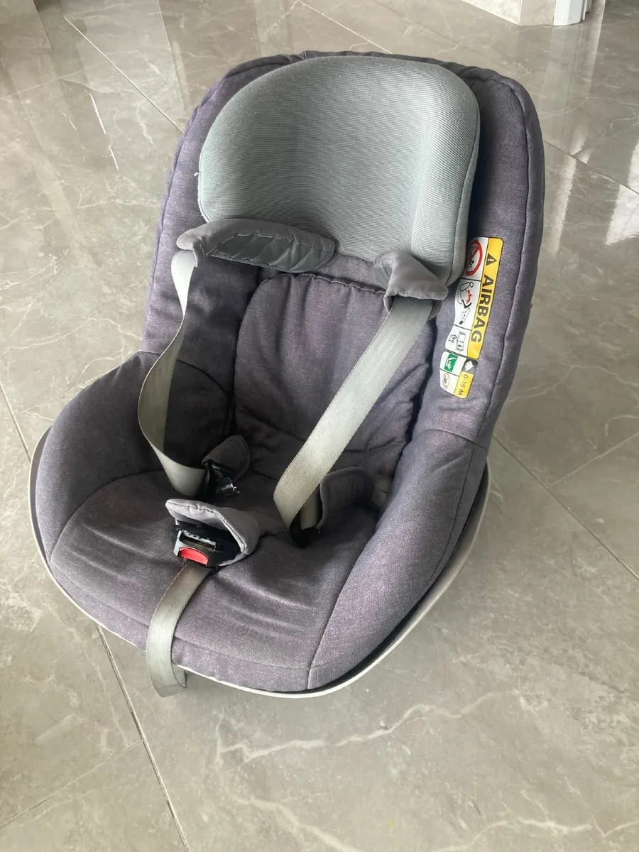 Maxi Cosi 2 way Pearl & 2-way fix base - Image 1
