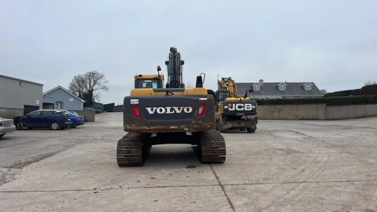2013 Volvo EC220 DL - Image 2