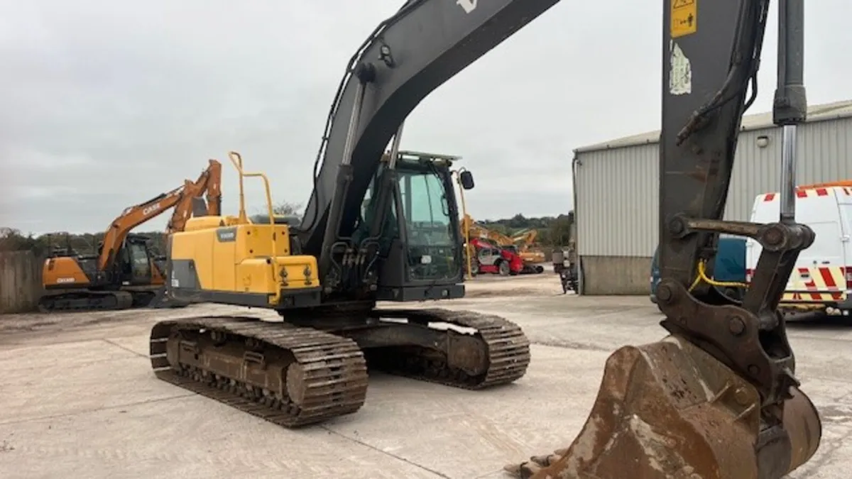 2013 Volvo EC220 DL - Image 4