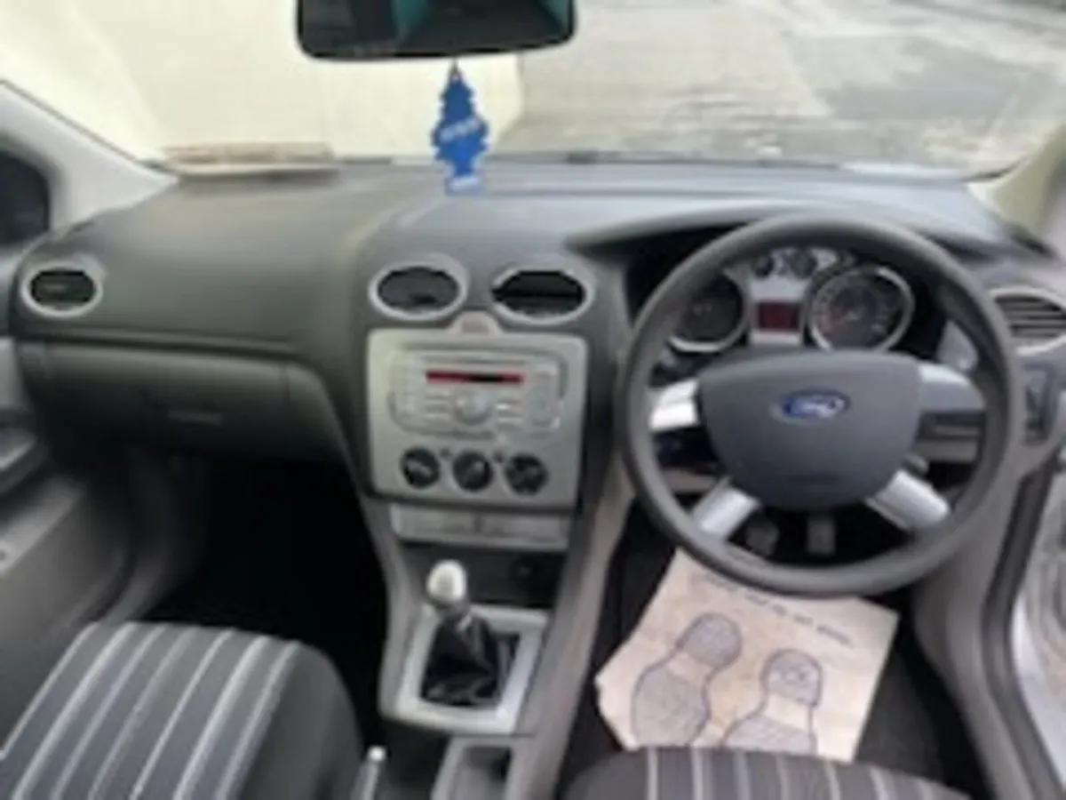 Ford Focus 2010 - Image 2