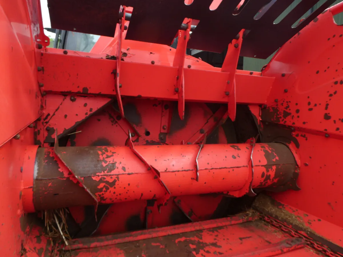 Kuhn Mounted Straw bedder - Image 2