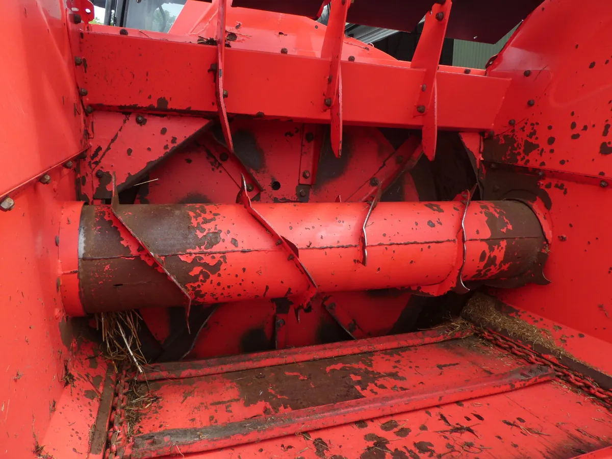Kuhn Mounted Straw bedder - Image 3