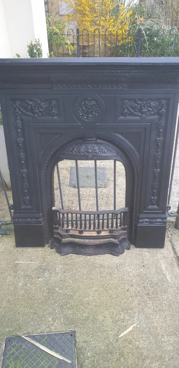 CAST IRON FIRE SURROUND. - Image 1