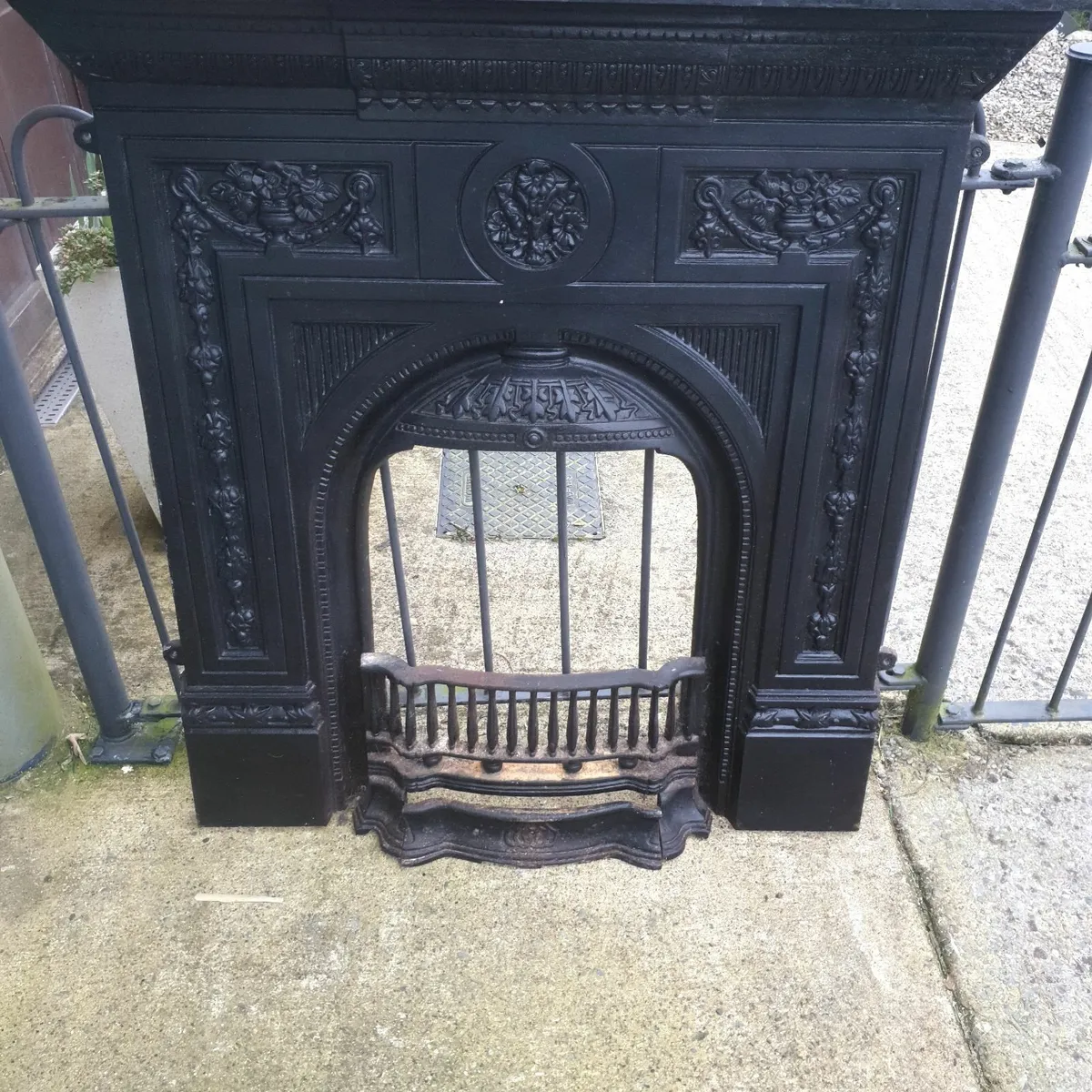 CAST IRON FIRE SURROUND. - Image 2