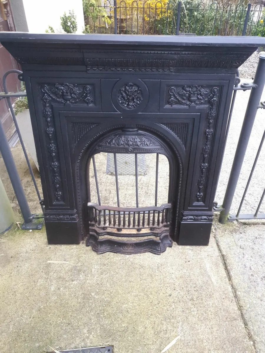 CAST IRON FIRE SURROUND. - Image 4
