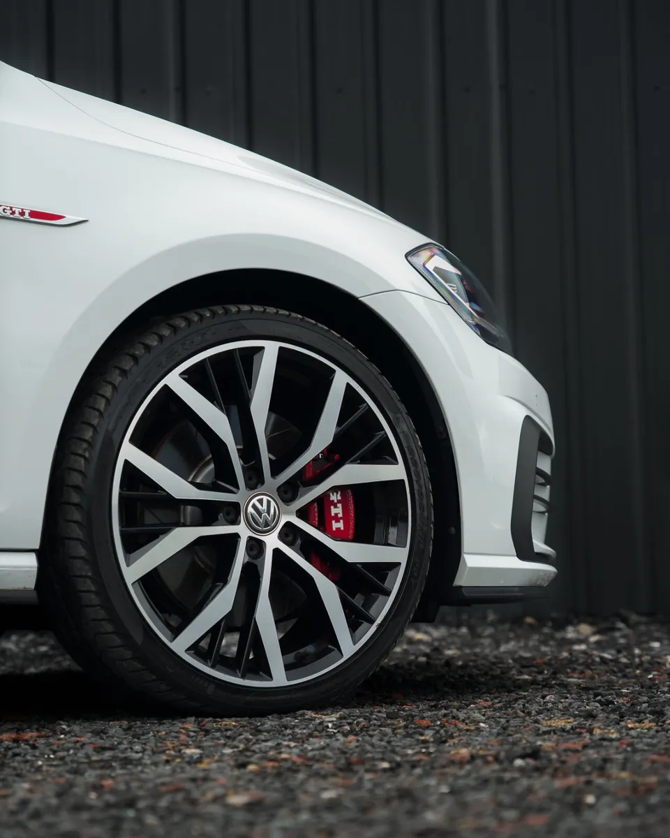 Volkswagen Golf GTi Performance Pack - Image 3