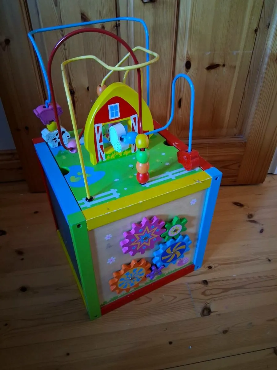 Wooden activity cube - Image 3
