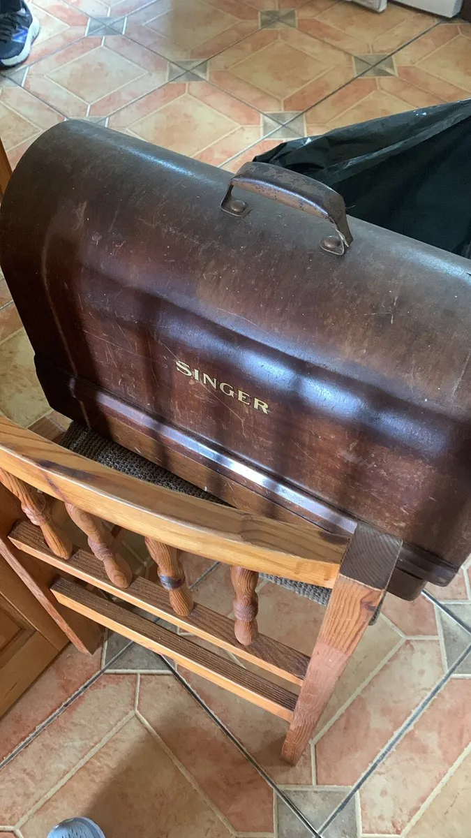 Singer 1955 sewing machine - Image 2