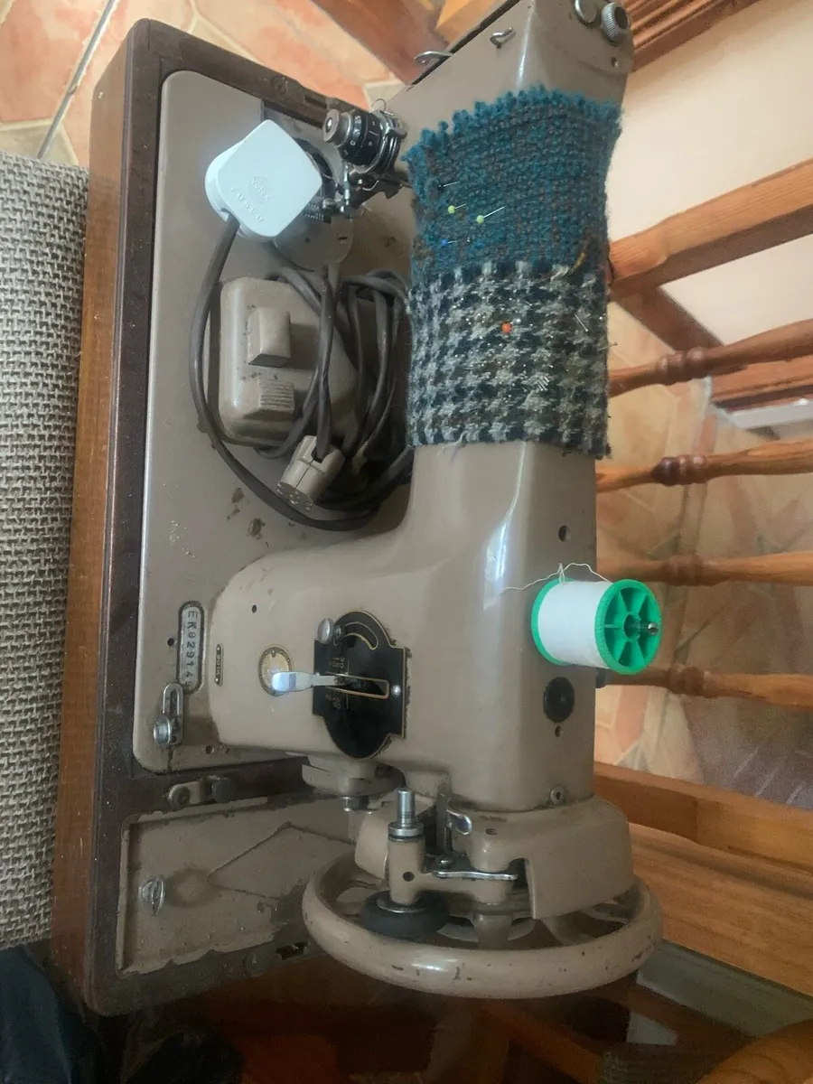 Singer 1955 sewing machine - Image 4