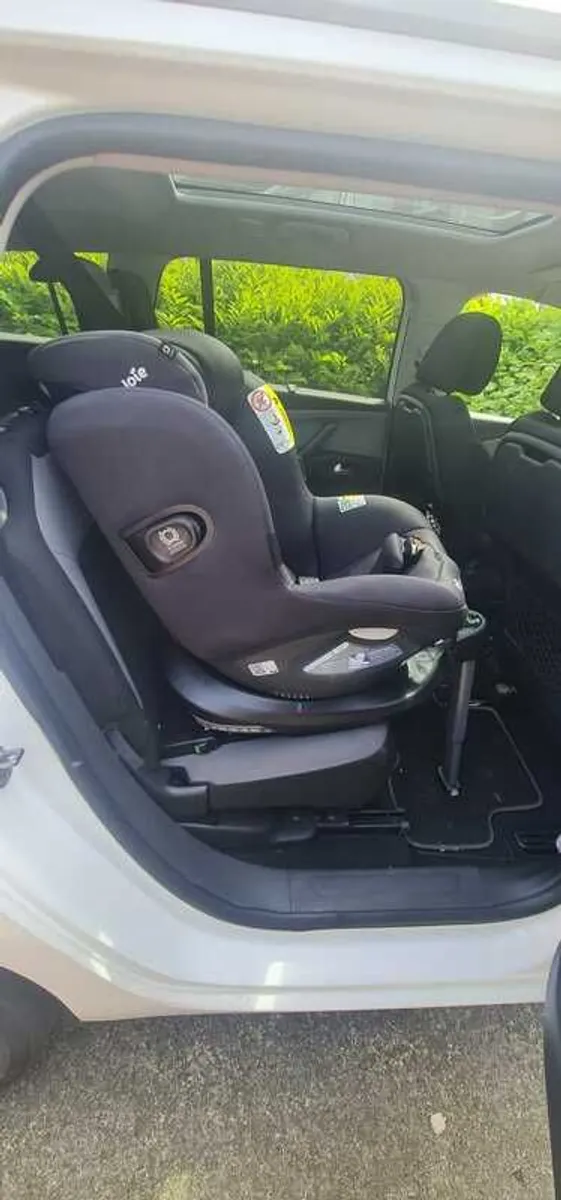Car seat - Image 1