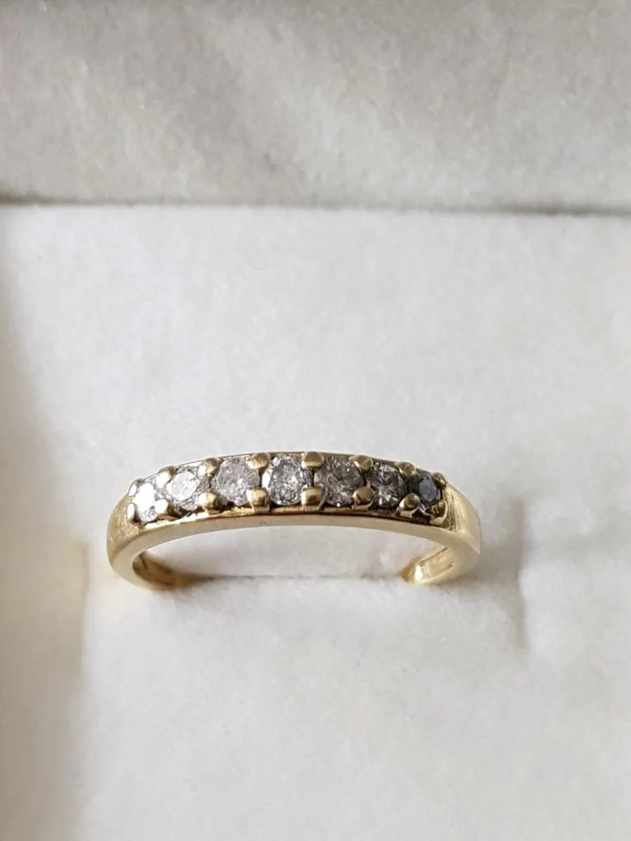 18ct gold half eternity ring - Image 1
