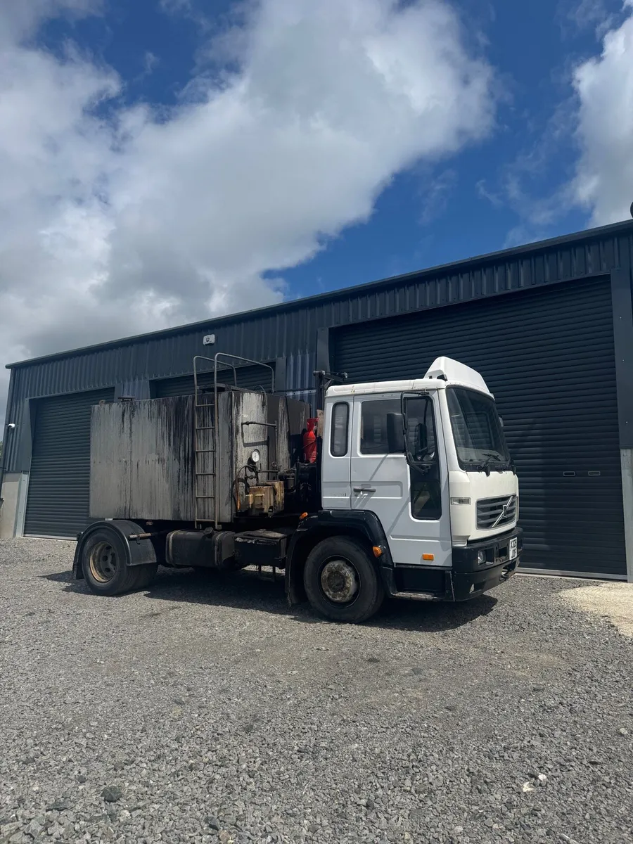 Volvo FL6 tackcoat sprayer - Image 1