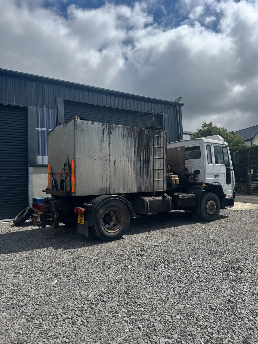 Volvo FL6 tackcoat sprayer - Image 2