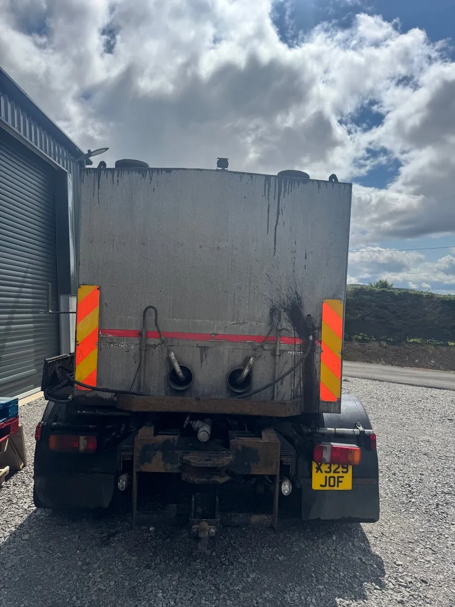 Volvo FL6 tackcoat sprayer - Image 3