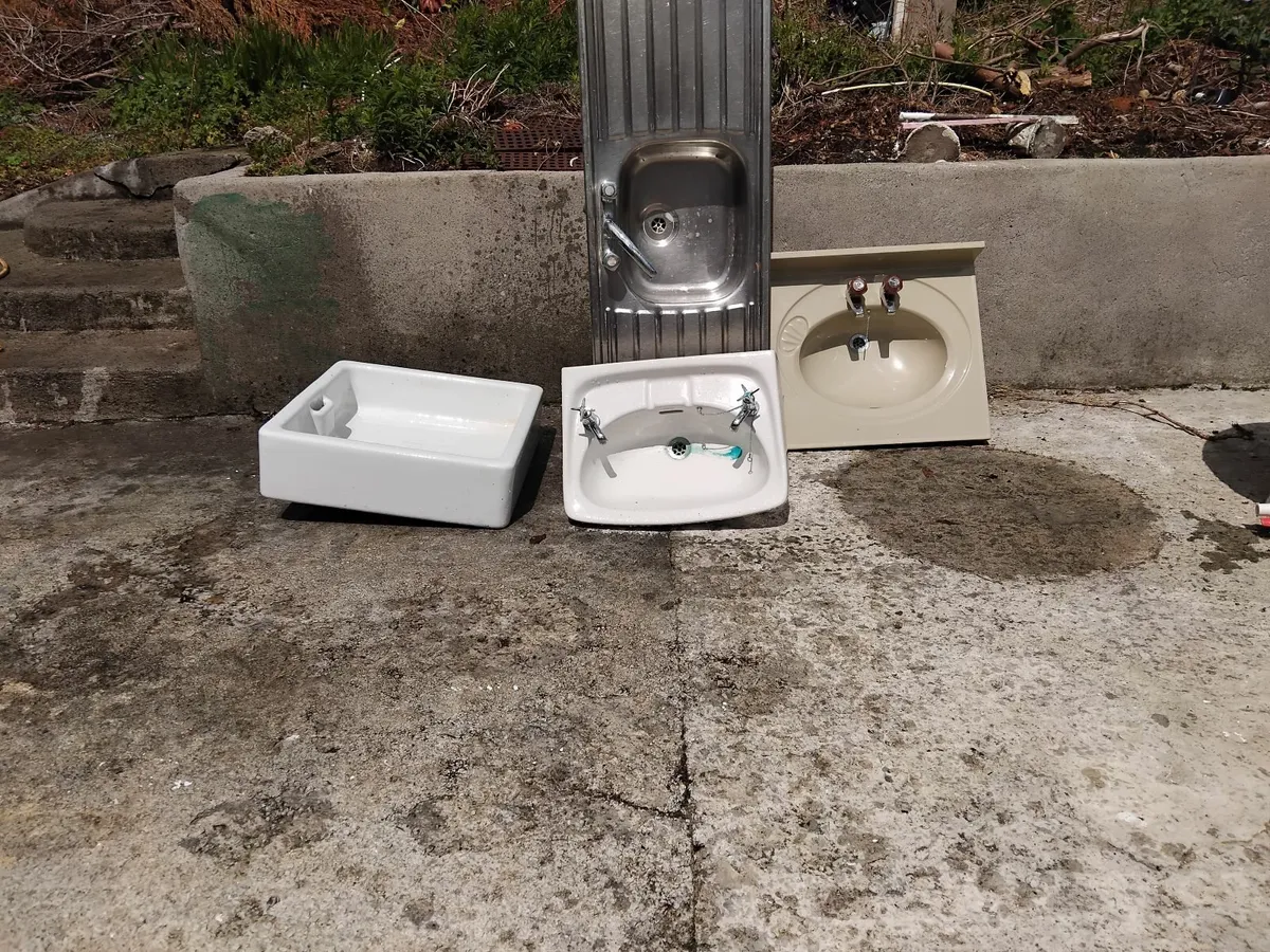 Belfast sink and 3 others sinks - Image 2