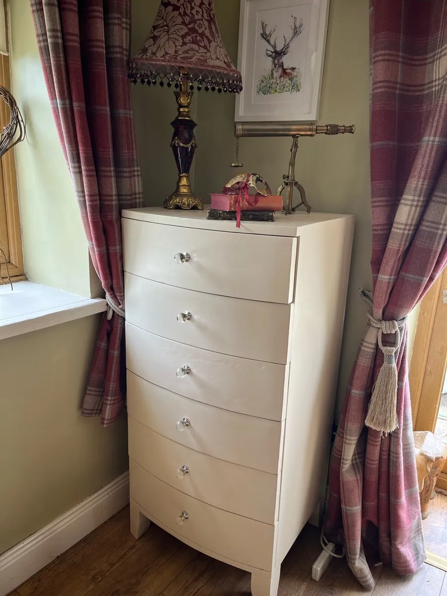 Tall chest of drawers / tallboy