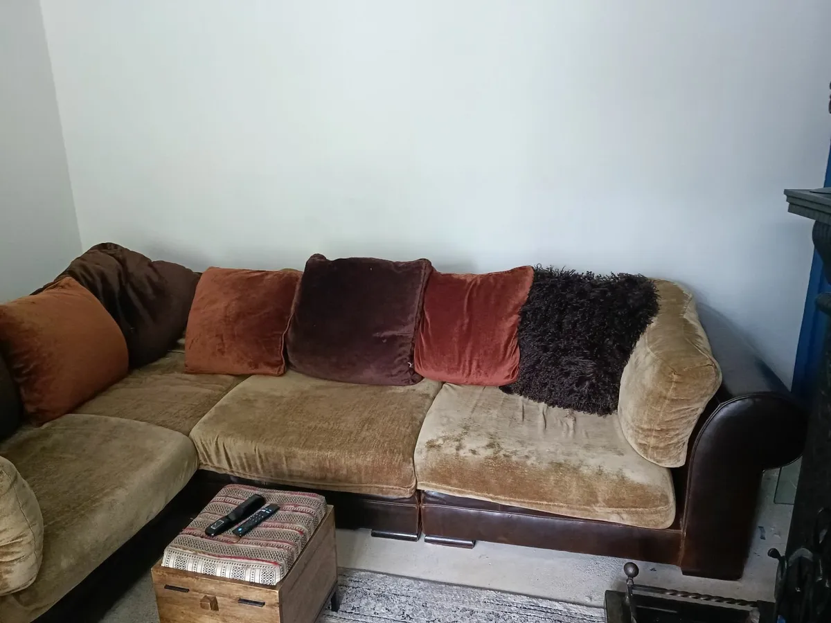 Large family sofa can easily accommodate 6 people - Image 4