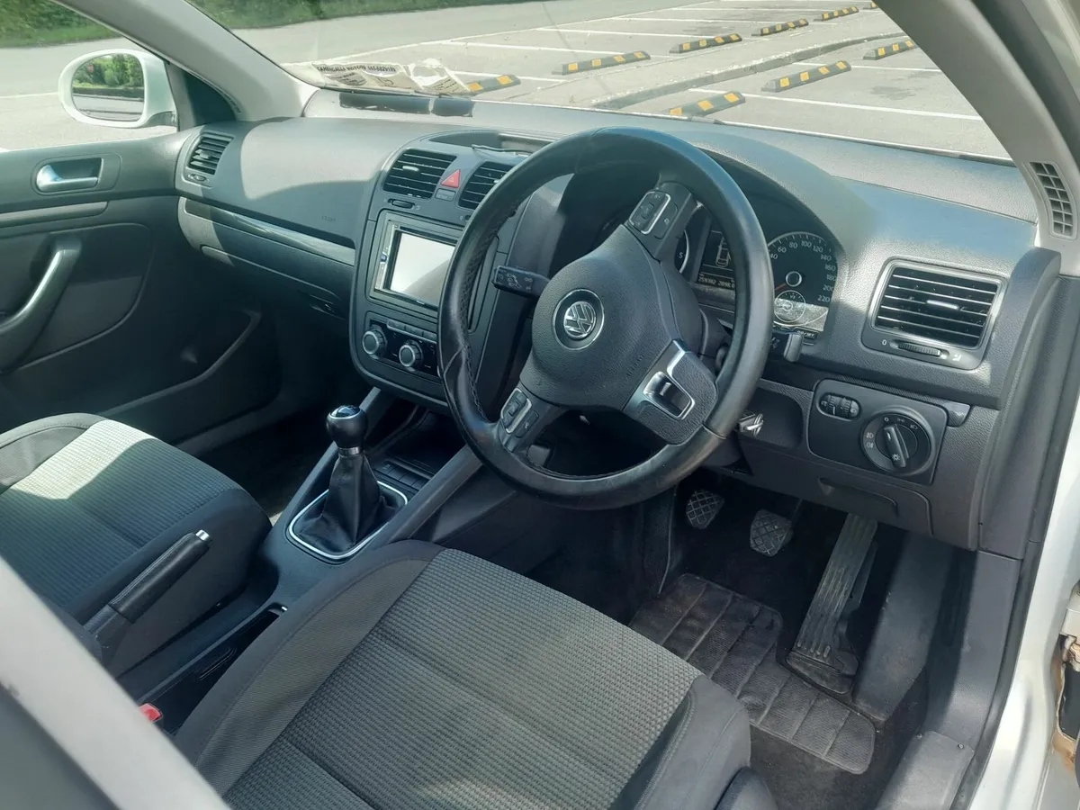 Volkswagen Jetta 2010 - Image 2