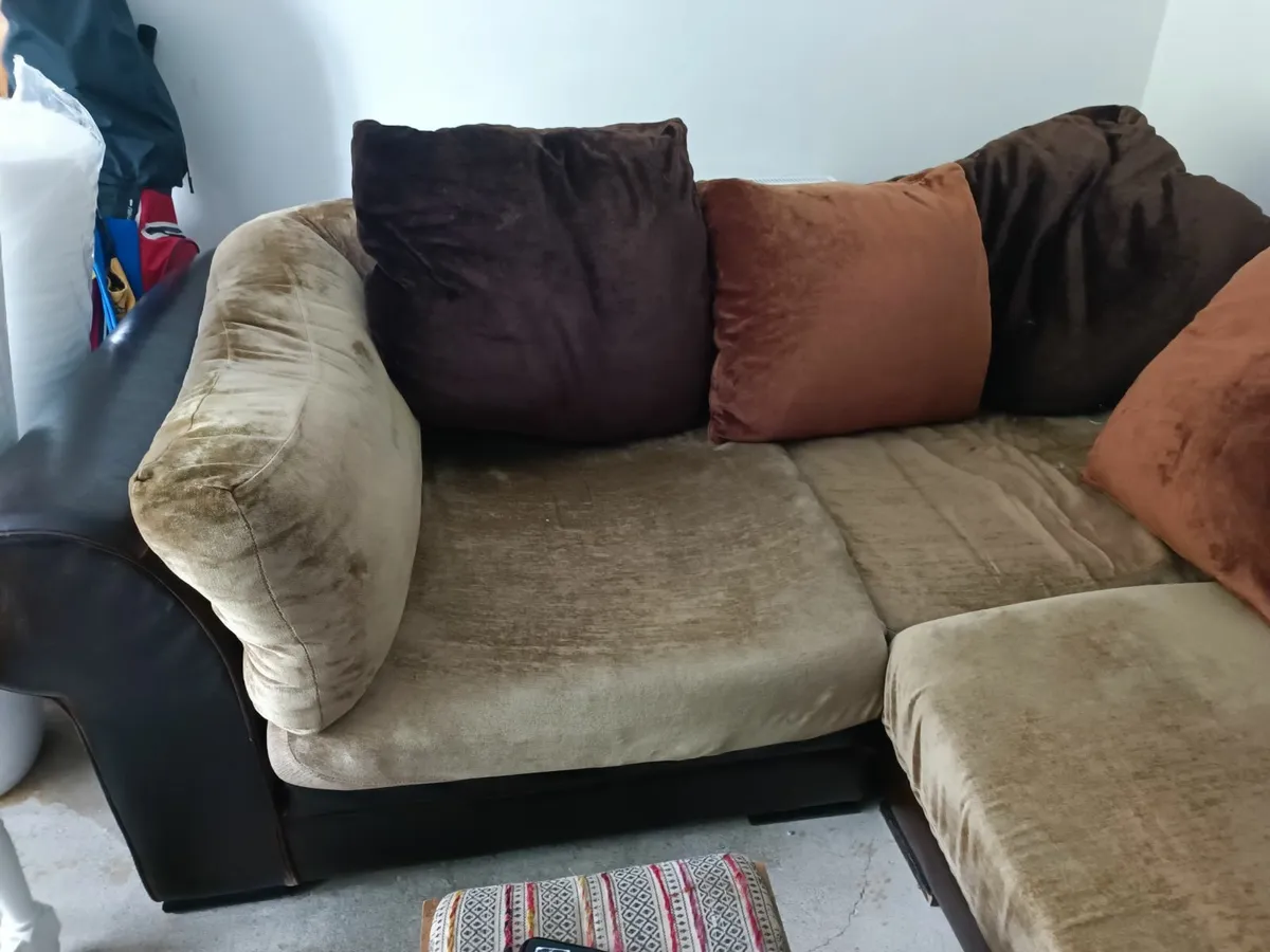 Large family sofa can easily accommodate 6 people - Image 2