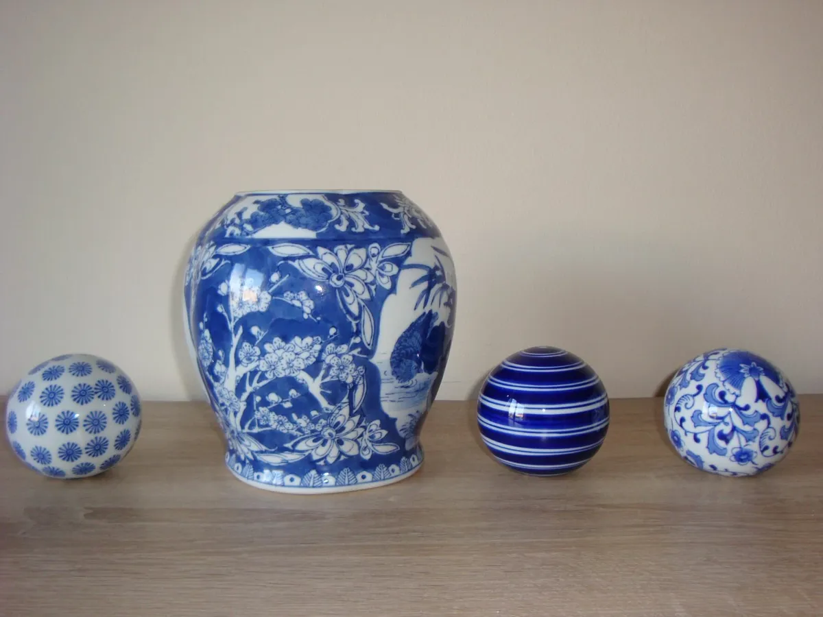 Blue white porcelain vase and three spheres - Image 1