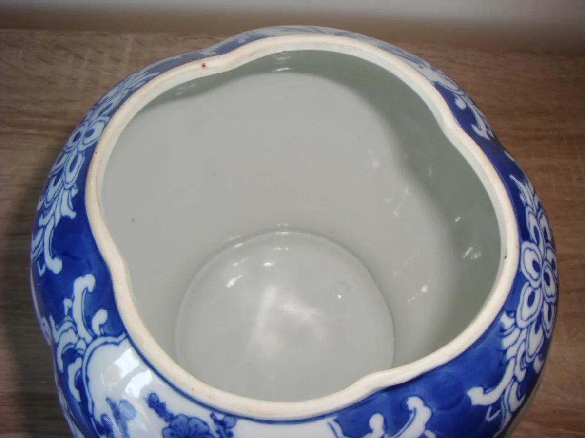 Blue white porcelain vase and three spheres - Image 2