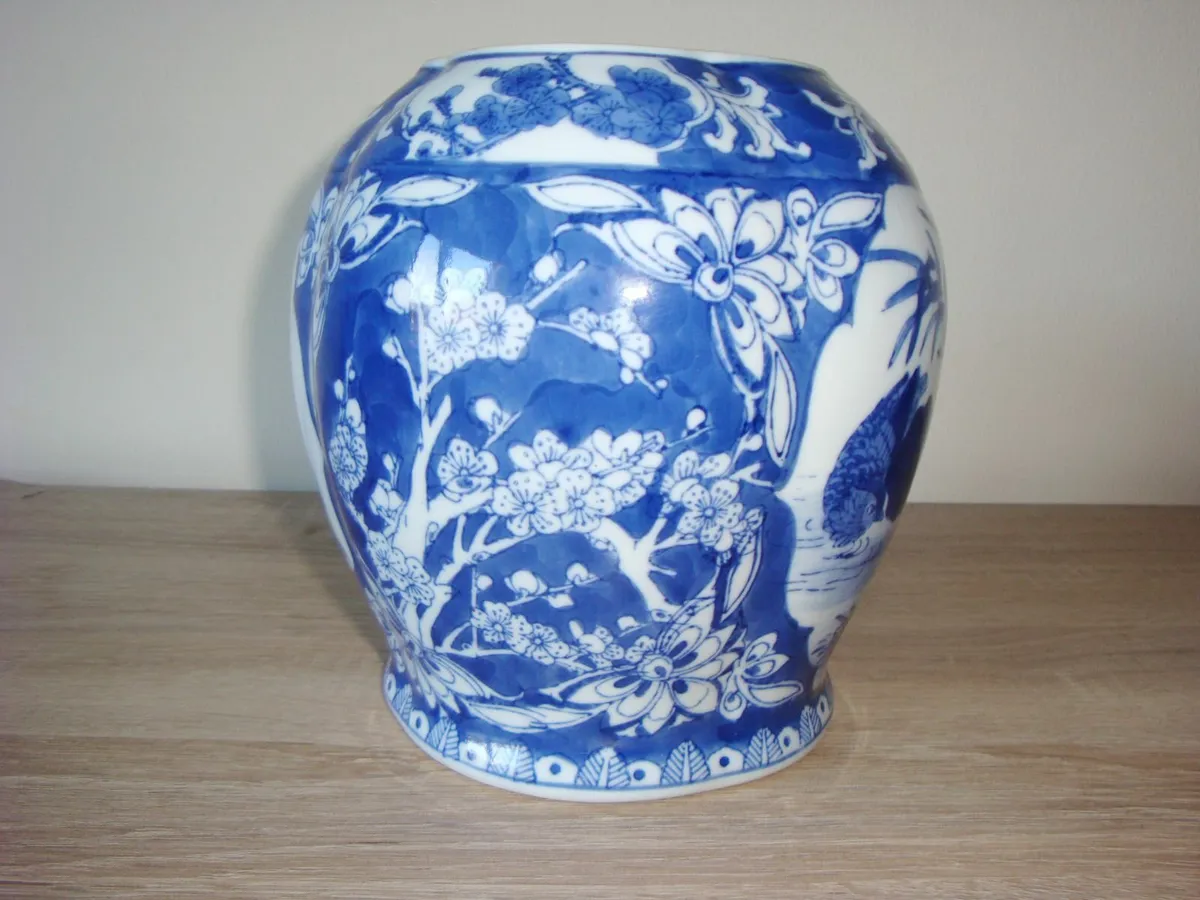 Blue white porcelain vase and three spheres - Image 3