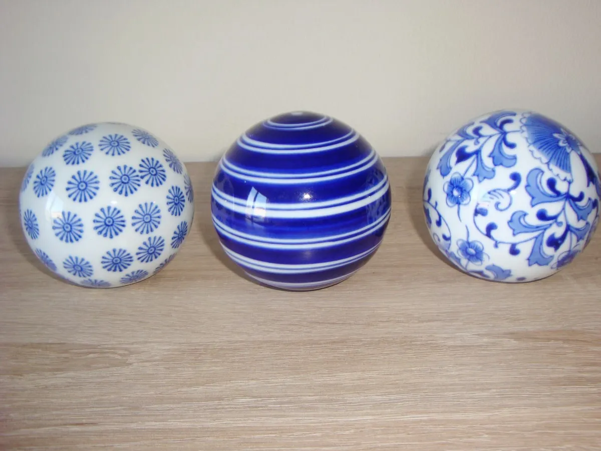 Blue white porcelain vase and three spheres - Image 4