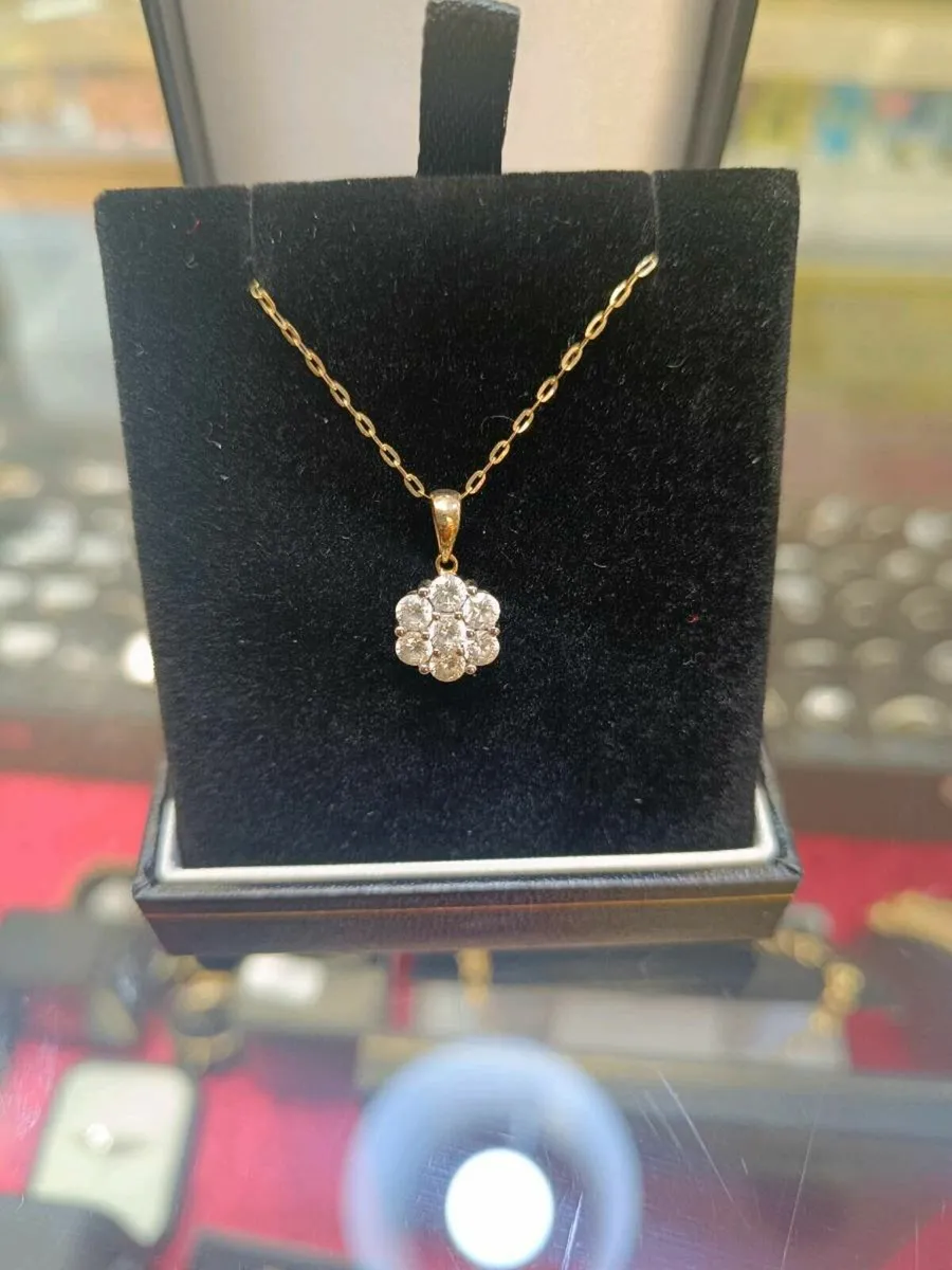 9k Yellow Gold & Zirconias 7 Stones Daisy Necklace - Image 1