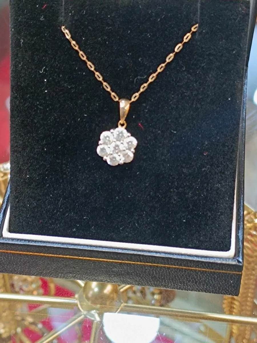 9k Yellow Gold & Zirconias 7 Stones Daisy Necklace - Image 2