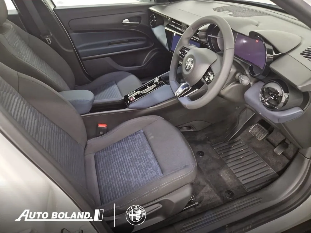 Alfa Romeo Junior Ibrida 1.2 Hybrid 136HP - Image 3