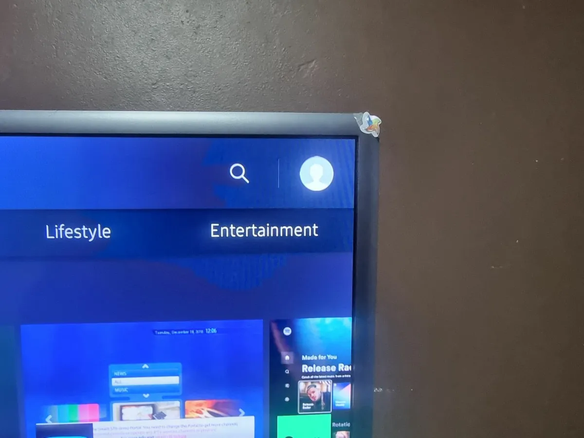 32" Samsung Ultra HD HDR 4K Smart LED TV - Image 3