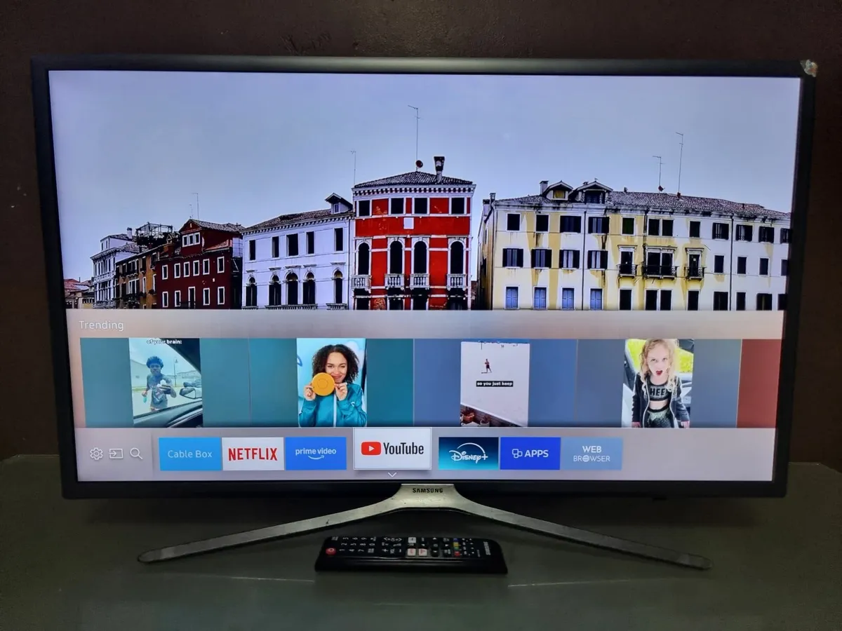 32" Samsung Ultra HD HDR 4K Smart LED TV - Image 1