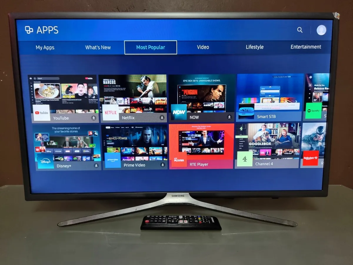 32" Samsung Ultra HD HDR 4K Smart LED TV - Image 4