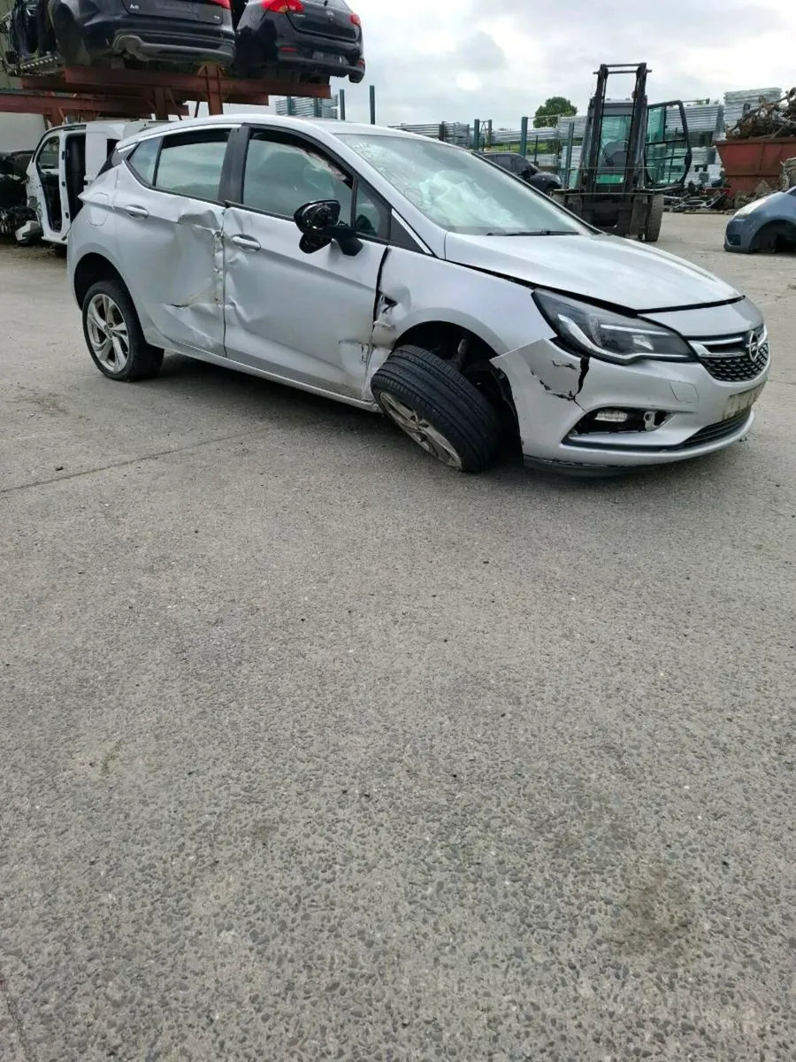Opel Astra 2016 1.6cdti **FOR PARTS** - Image 2