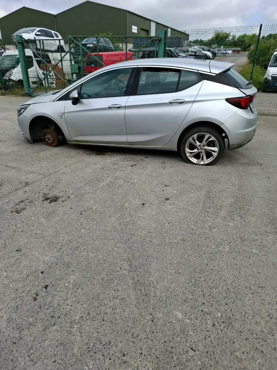 Opel Astra 2016 1.6cdti **FOR PARTS** - Image 3