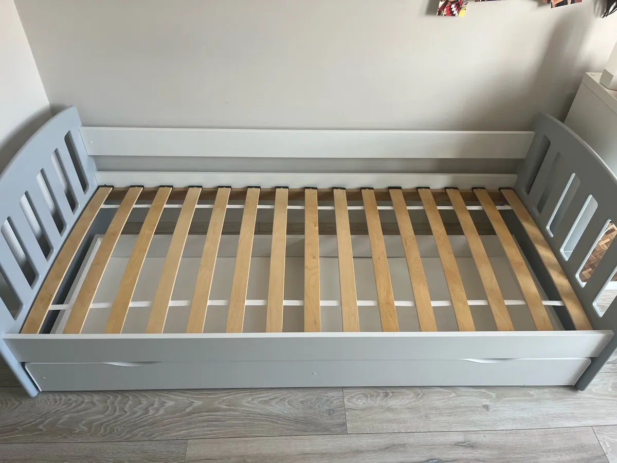 Single kids bed with drawer - Image 1