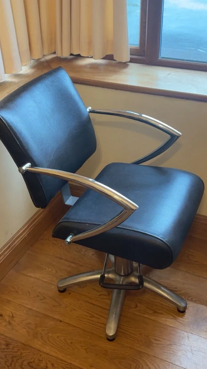 Salon Furniture - Image 4