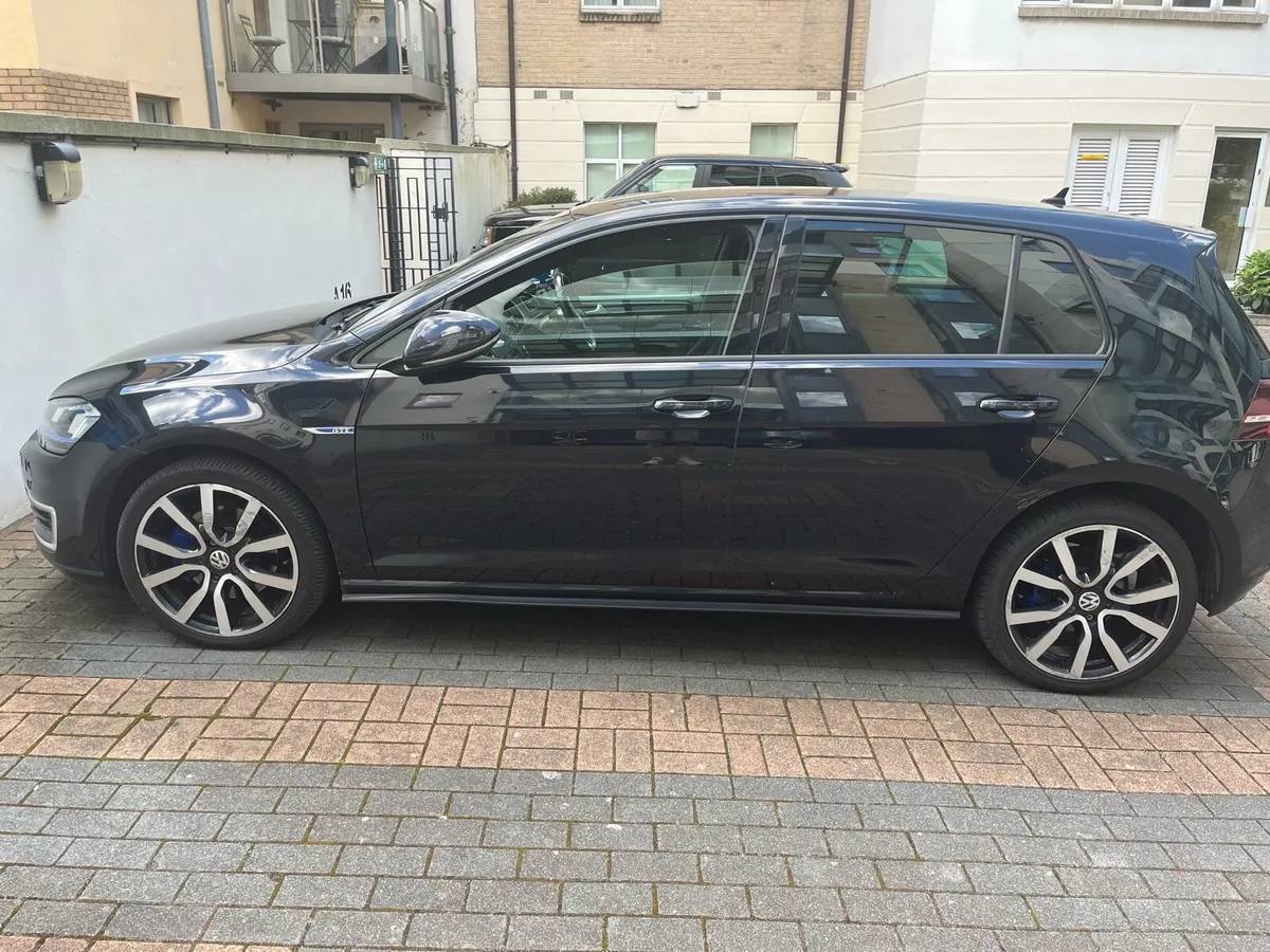 Volkswagen Golf GTE - Image 1