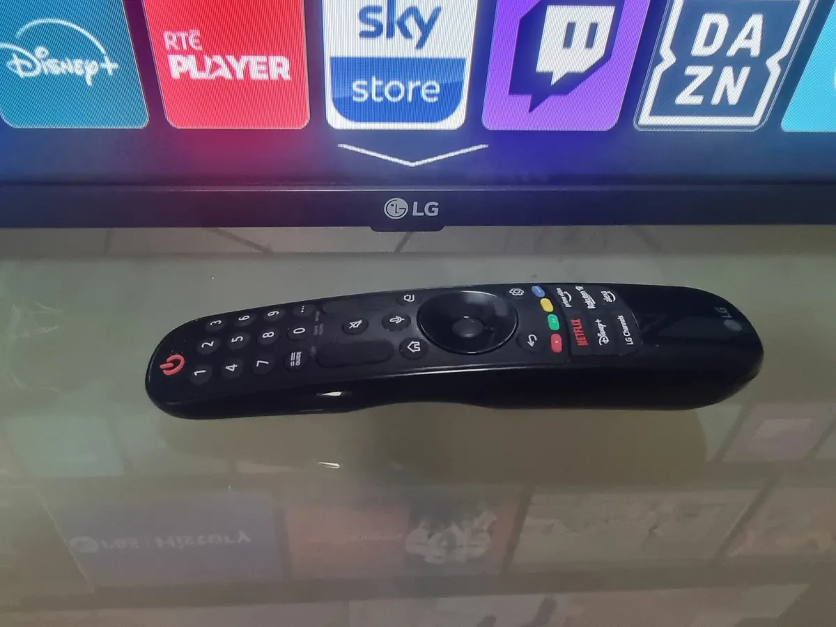 32" LG HDR Smart LED TV + Magic Remote - Image 2