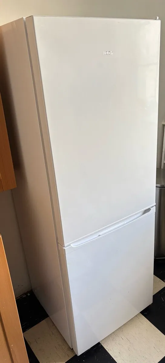 Logik 60/40 fridge freezer - Image 1