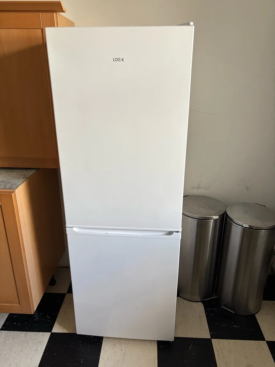 Logik 60/40 fridge freezer - Image 2