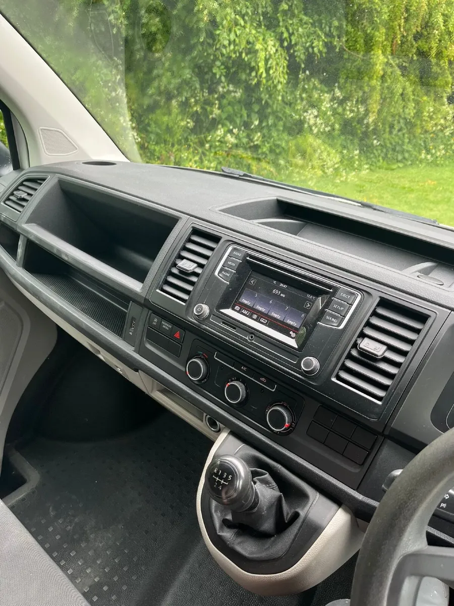 Volkswagen Transporter 2017 - Image 2