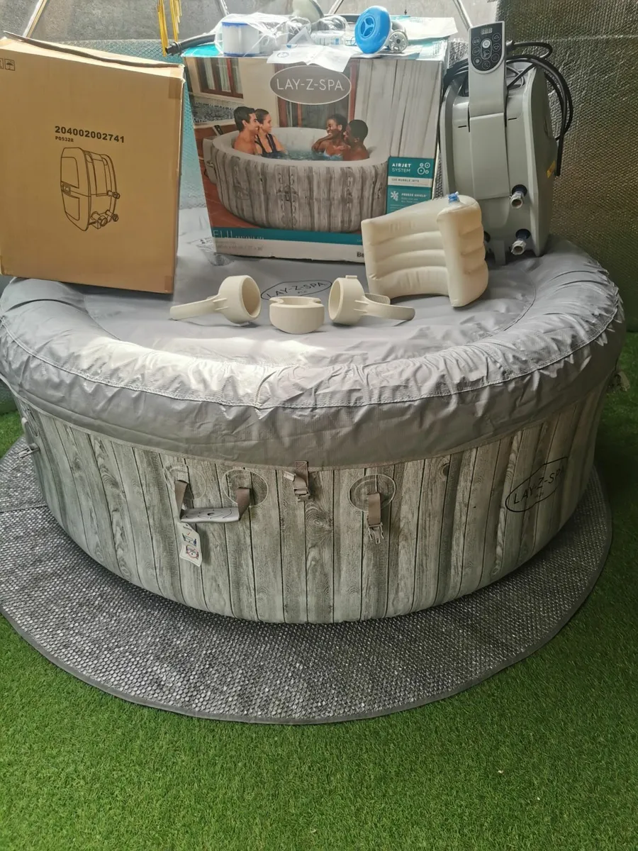 New Lay-Z-Spa Fiji 2-4persons - Image 1