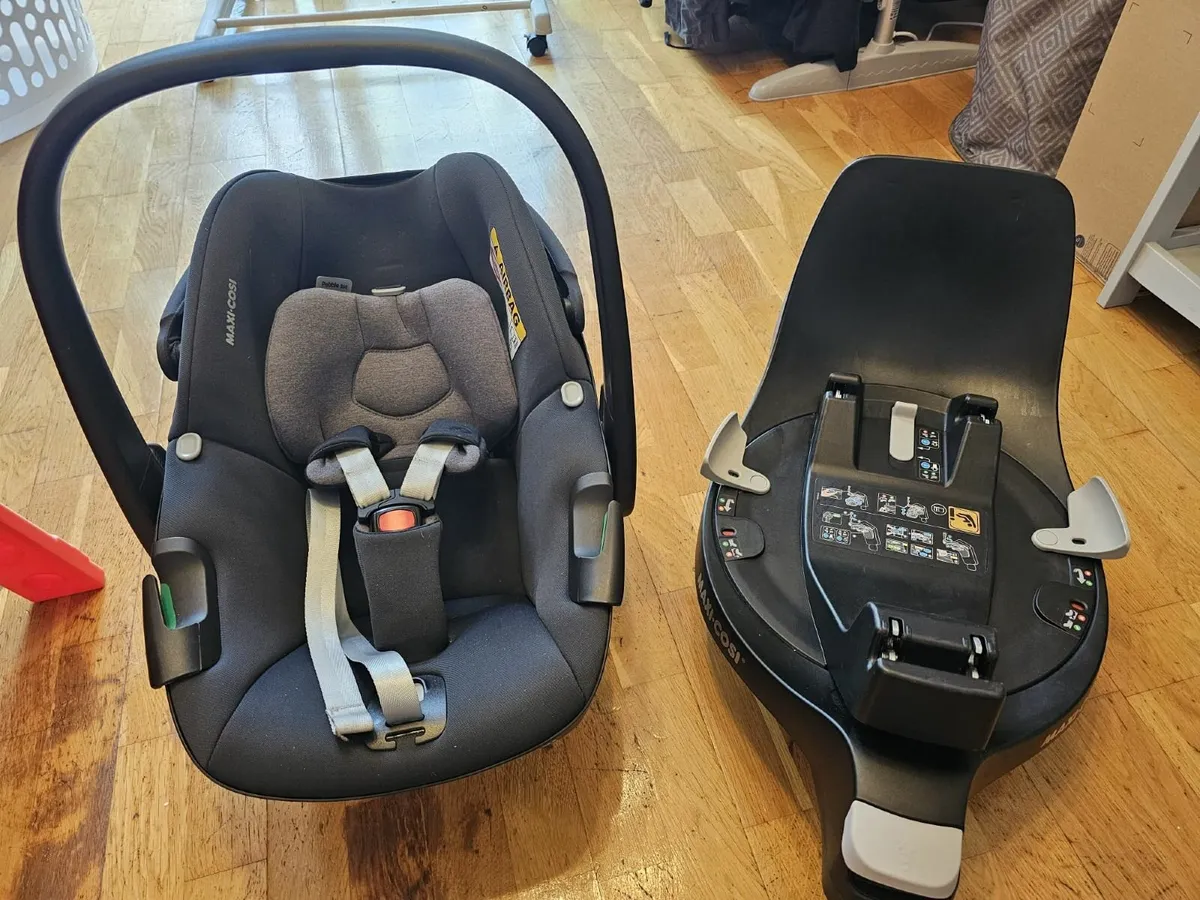 Maxi-Cosi Pebble 360 + ISOFIX Base - Image 1