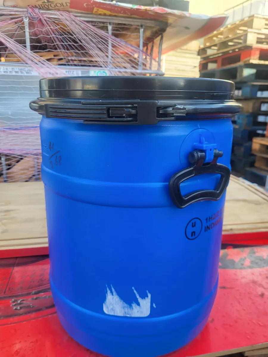 Plastic barrels with clamped lids - Image 1